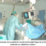 Profesionales de la unidad de Corazón del Hospital Virgen de la Victoria realizando un cateterismo cardíaco