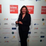 Kirsty Brown, directora de comms y socia fundadora de apple tree, recoge el premio