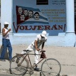 Ciudadanos cubanos pasean por las calles de La Habana. | Desmond Boylan